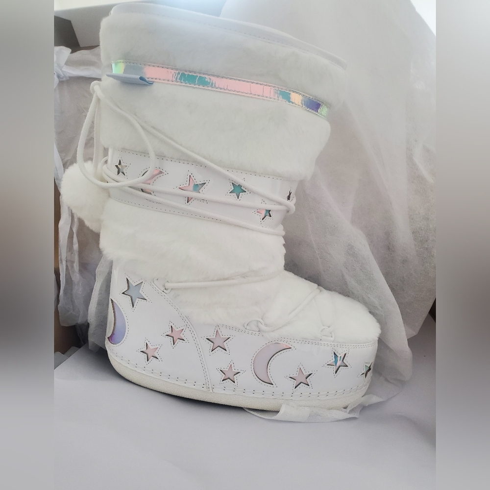 YRU Bliss Luna White Atlantis Boots
